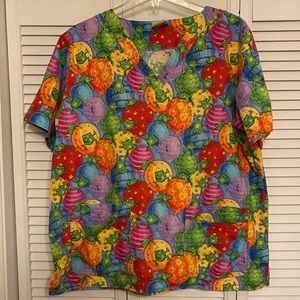 Cottonality Natural Comfort scrub top, balloons and frogs, multicolored. Large